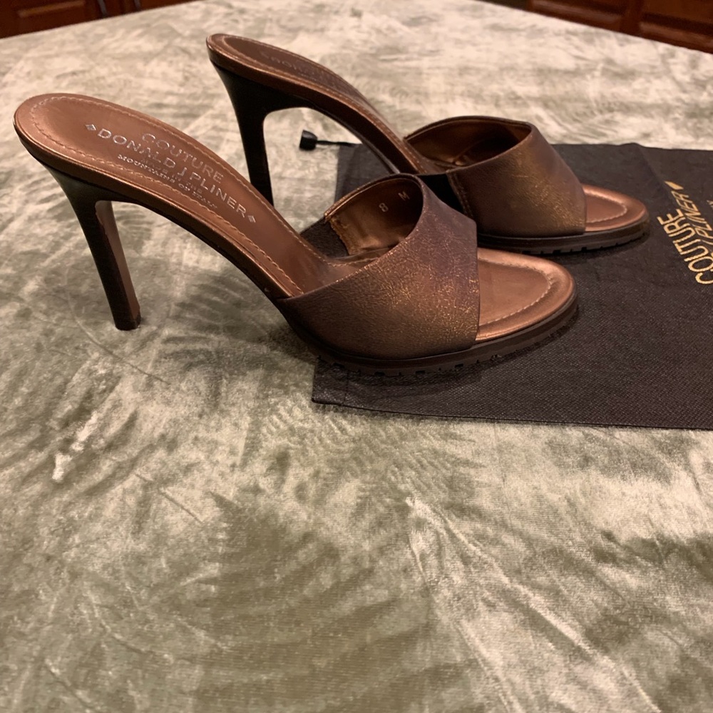 Donald J. Pliner, Size 8, Slip on Leather Heels, Worn only, so just like new!